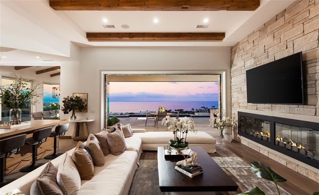 31 Shoreline Living Room